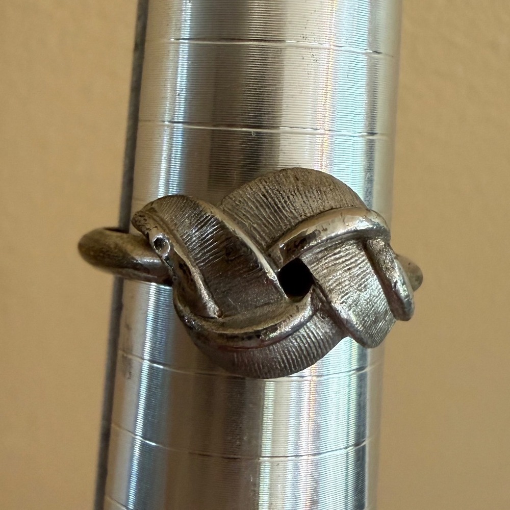 Vintage Avon Silver Tone Textured Love Knot Bypass Ring‎ Size 9
